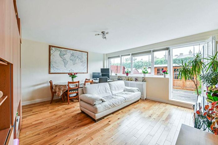 3 Bedroom Flat To Rent In Culvert Road, Battersea, London, SW11