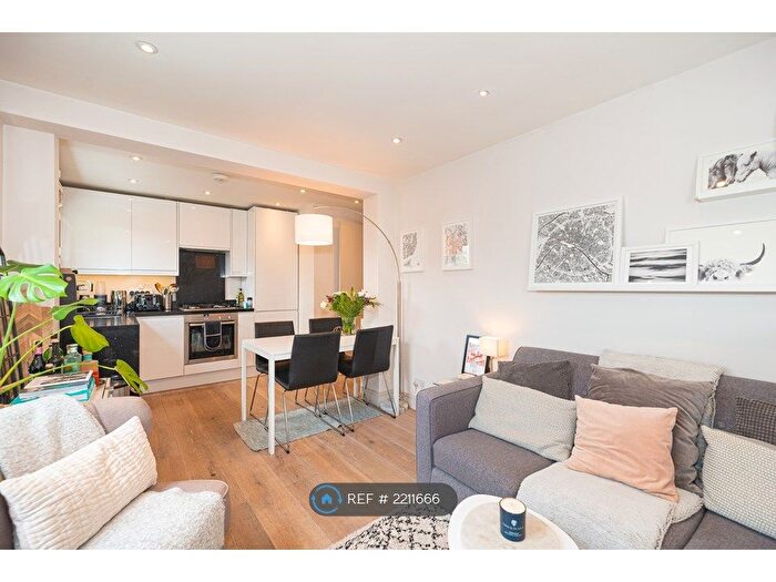2 Bedroom Flat To Rent In Abberley Mews, London, SW4