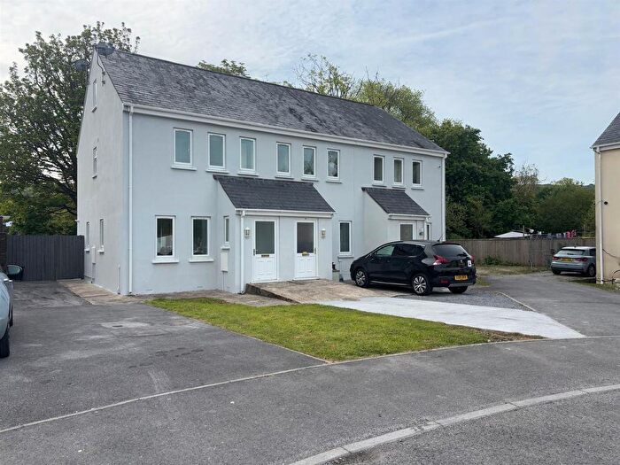 3 Bedroom Town House For Sale In Pant Y Gino, Trimsaran, Kidwelly, SA17