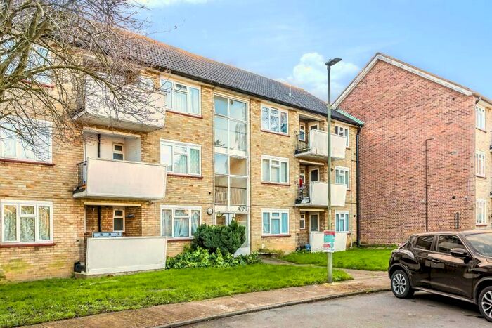 3 Bedroom Flat To Rent In Capel Close, London, N20