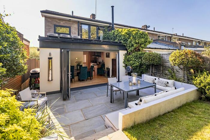 4 Bedroom Town House To Rent In Kelvedon Close, Kingston Upon Thames, KT2
