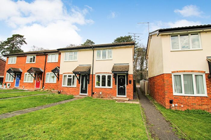 2 Bedroom End Terrace House For Sale In Kingfisher Close, Farnborough, GU14