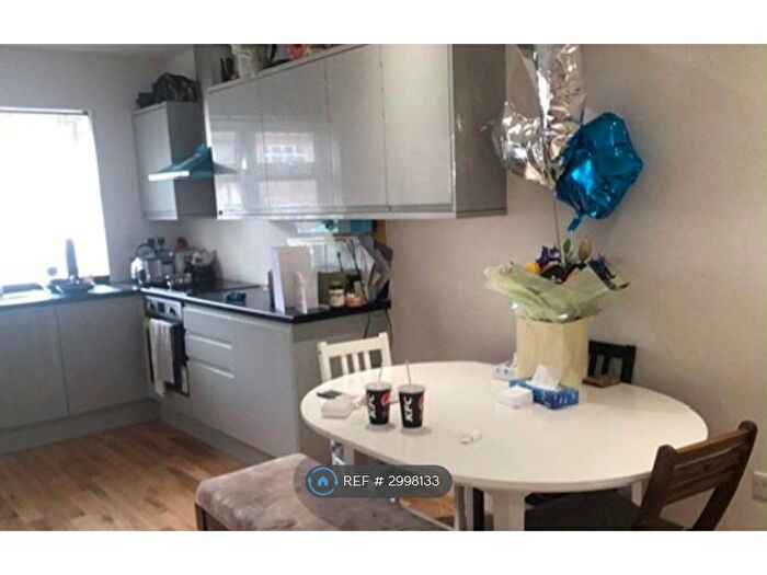 2 Bedroom Flat To Rent In Gladstone Park Gardens, London, NW2