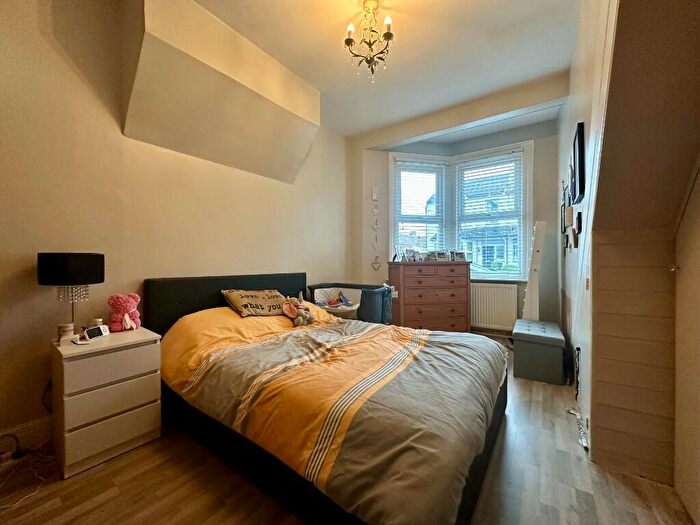 2 Bedroom Flat For Sale In Westminster Drive, Westcliff-On-Sea, Essex, SS0
