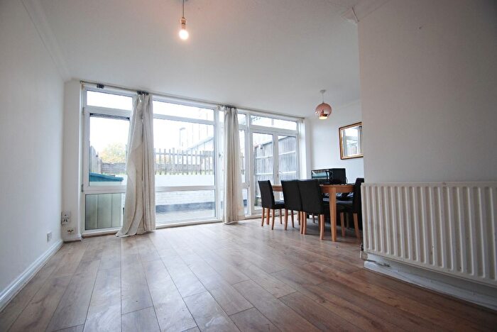 2 Bedroom Flat To Rent In Stewart Street, East London, E14