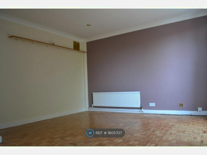 2 Bedroom Maisonette To Rent In Jansen Walk, London, SW11