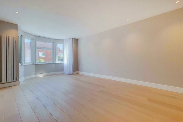 3 Bedroom Flat To Rent In The Drive Golders Green, NW11