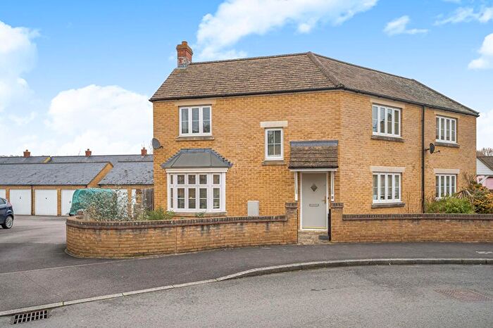 3 Bedroom Semi Detached House For Sale In Meadow Lane, Witney, OX28