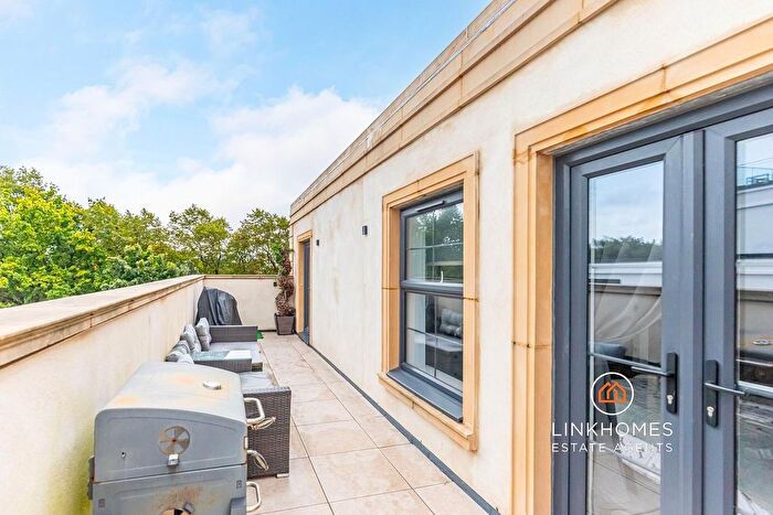 2 Bedroom Flat For Sale In - Commercial Road, Poole, BH14