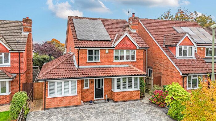 4 Bedroom Detached House For Sale In Kempshott Grove, Basingstoke, RG22