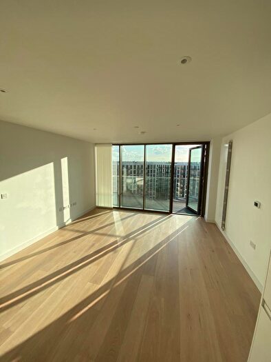2 Bedroom Apartment To Rent In Commodore House, E16