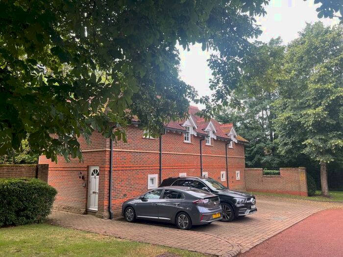 2 Bedroom Flat To Rent In Wethered Park, Marlow, SL7