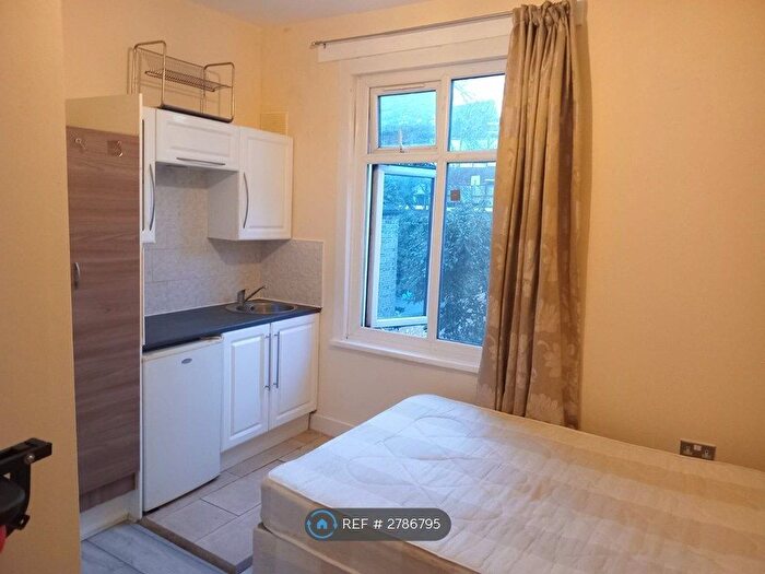 Studio To Rent In Langham Rd, London, N15