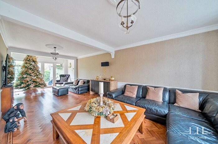 5 Bedroom Semi Detached House For Sale In Balgores Square, Gidea Park, RM2