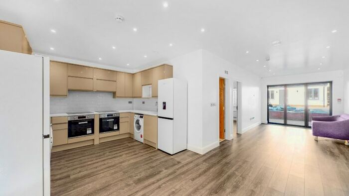 6 Bedroom Semi-Detached House To Rent In The Fairway, London, N14