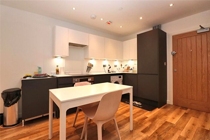 1 Bedroom Flat For Sale In Chertsey Road, Woking, Surrey, GU21