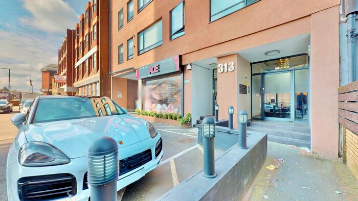 3 Bedroom Flat To Rent In Ballards Lane, London, N12