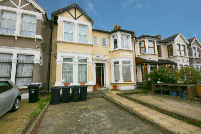 1 Bedroom Flat To Rent In Courtland Avenue, Ilford, IG1