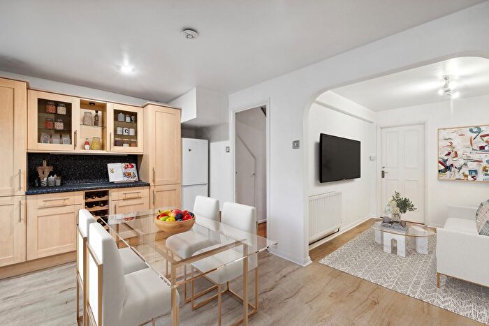 4 Bedroom Property To Rent In Crowthorne Close, Southfields, SW18