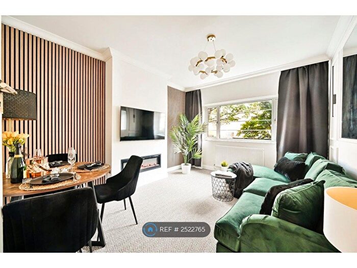 2 Bedroom Flat To Rent In Terrapin Court, London, SW17