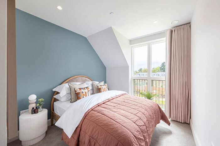 2 Bedroom Retirement Property For Sale In Hobbs Close, West Byfleet, KT14