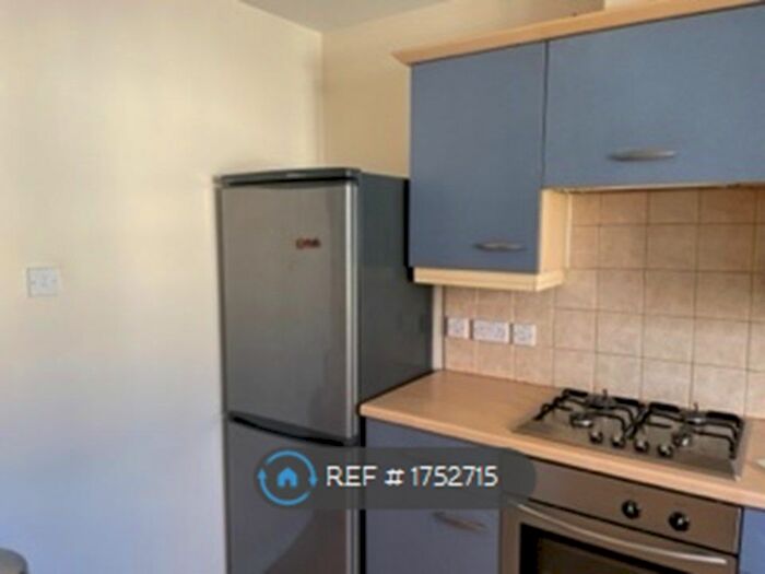 2 Bedroom Flat To Rent In Stretford Road, Manchester, M15