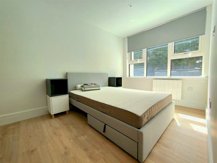 2 Bedroom Apartment To Rent In Queens Road, Weybridge, KT13