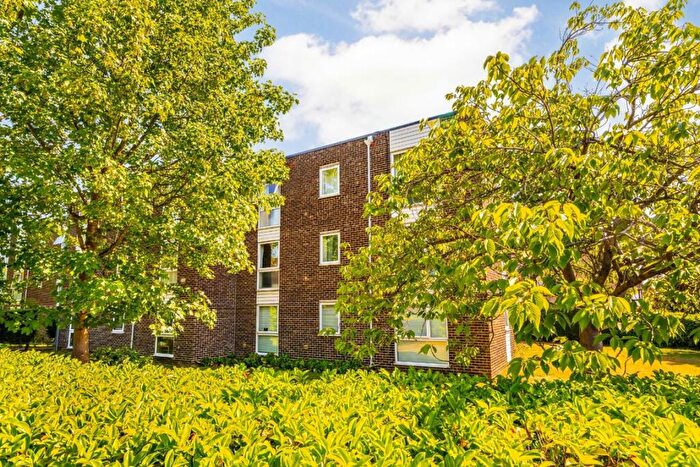 2 Bedroom Flat For Sale In Lambourn Grove, Kingston Upon Thames, KT1