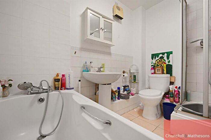 2 Bedroom Flat To Rent In Curtis Drive, London, W3