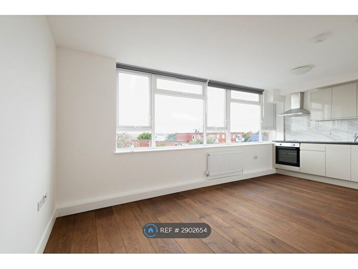 Studio To Rent In Ballards Lane, London, N3