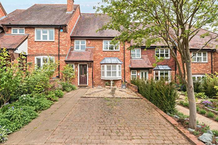 3 Bedroom Terraced House For Sale In Lodge Gardens, Harpenden, AL5