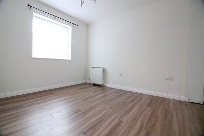 2 Bedroom Flat To Rent In Warwick Road, West Drayton, UB7