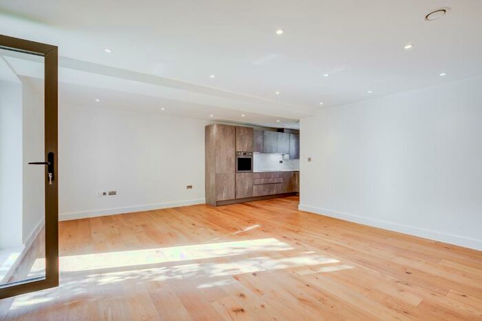 4 Bedroom Apartment To Rent In Marquis Court, Kings Cross, NW1