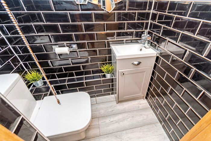 4 Bedroom Detached House For Sale In Bassett Dale, Southampton, SO16