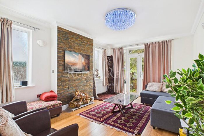 4 Bedroom Detached House For Sale In Shepherds Lane, Dartford, Kent, DA1