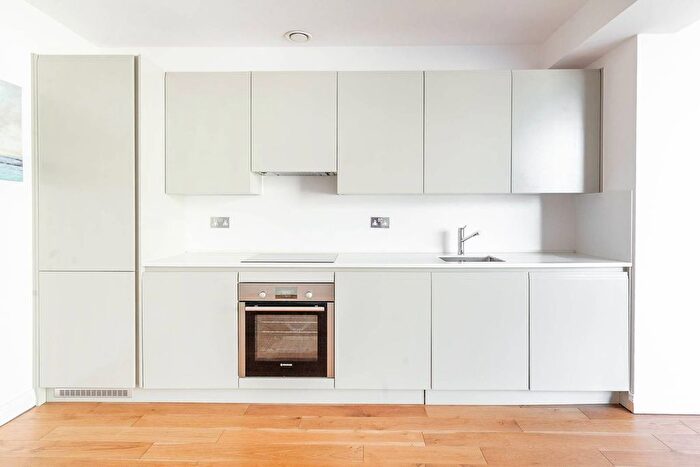 2 Bedroom Flat To Rent In Western Avenue, Perivale, Greenford, UB6