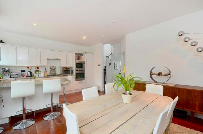 3 Bedroom Flat To Rent In Harvist Road, Queen's Park, London, NW6