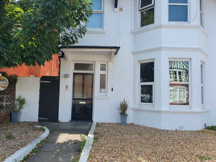 3 Bedroom Flat To Rent In Bedroom First Floor Flat In Winton, BH3