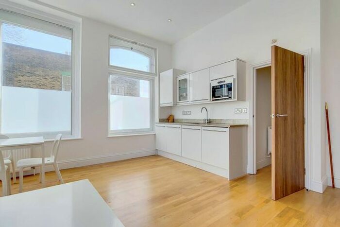 2 Bedroom Flat To Rent In Welsford Street, Bermondsey, London, SE1