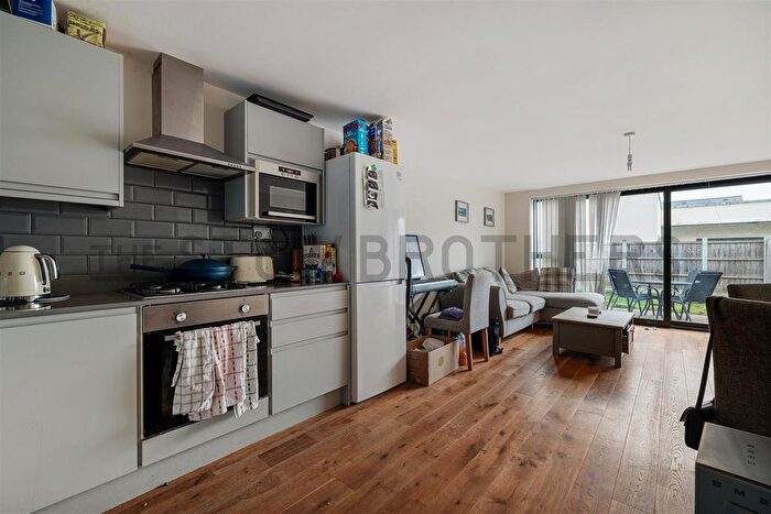 1 Bedroom Flat To Rent In Grosvenor Park Road, London, E17