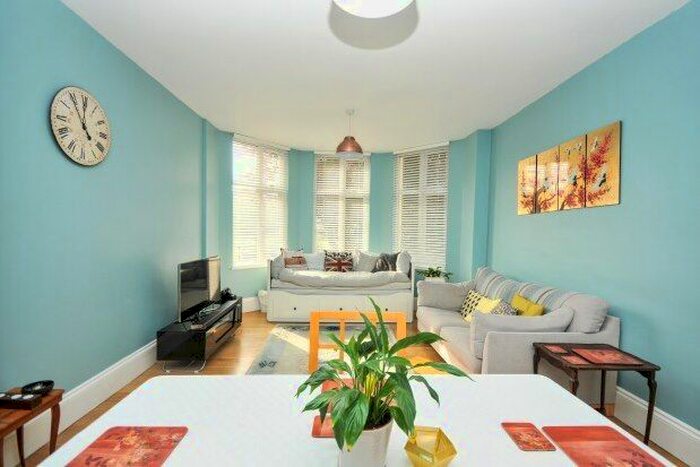 2 Bedroom Flat To Rent In - Croham Road, South Croydon, CR2