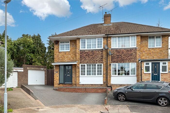 3 Bedroom Semi-Detached House For Sale In Kynance Close, Luton, Bedfordshire, LU2