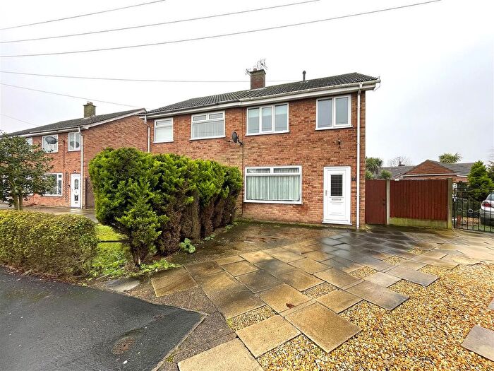 3 Bedroom Semi Detached House For Sale In Lingcroft Close, Camblesforth, YO8