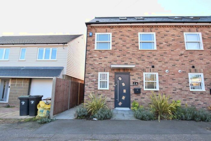 3 Bedroom Semi-Detached House To Rent In Farmadine Grove, Saffron Walden, CB11