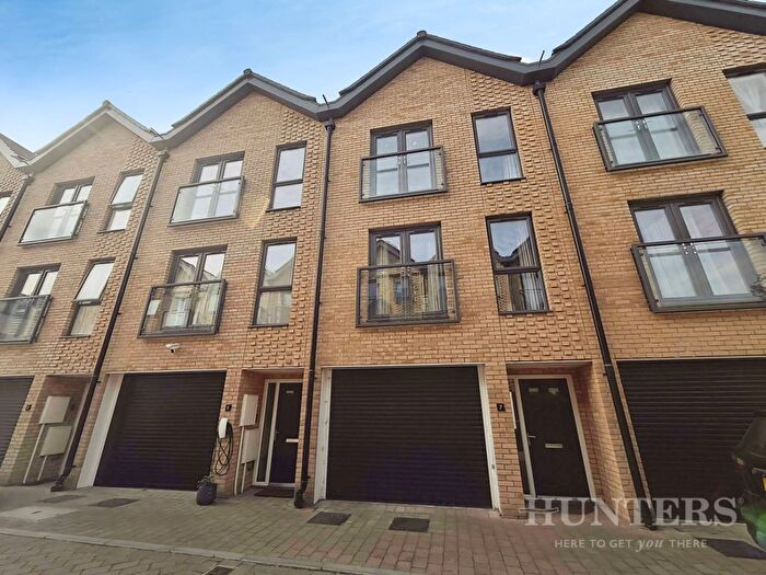 3 Bedroom Town House For Sale In Daffodil Close, Mitcham Junction, CR4