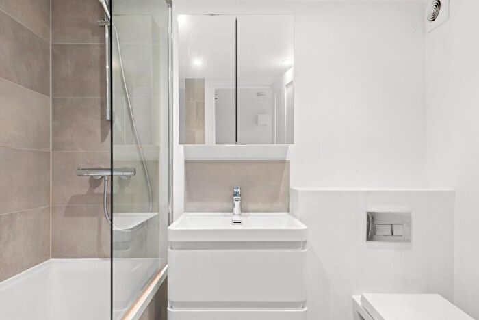 1 Bedroom Flat To Rent In Shillington Old School, Este Road, SW11