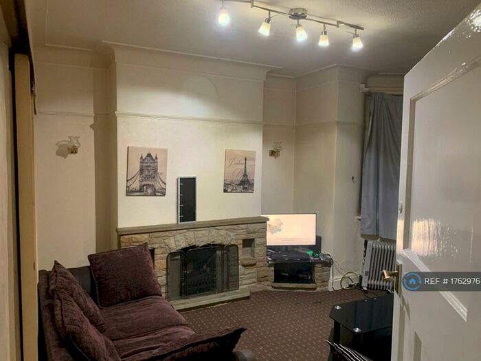 3 Bedroom Semi-Detached House To Rent In Lynton Drive, Bradfird, BD9