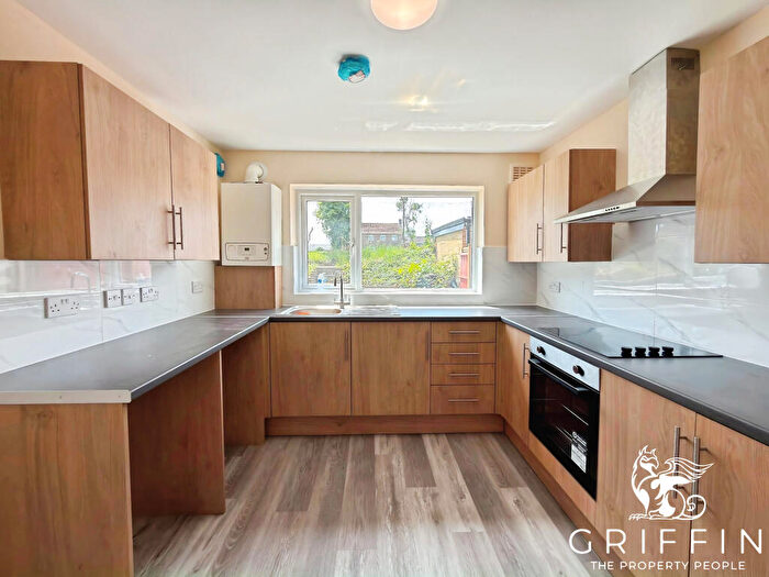 3 Bedroom Flat To Rent In Dukes Avenue, Grays, RM17