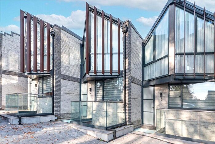 4 Bedroom House To Rent In Shanti Close, Enfield, EN2