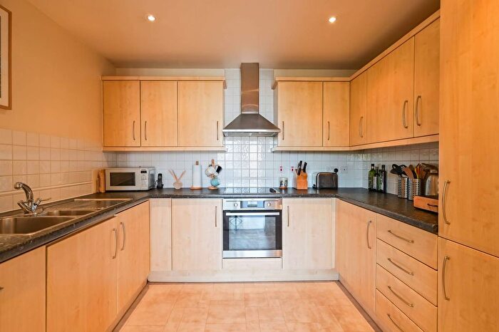 2 Bedroom Flat For Sale In Berglen Court, Limehouse, London, E14